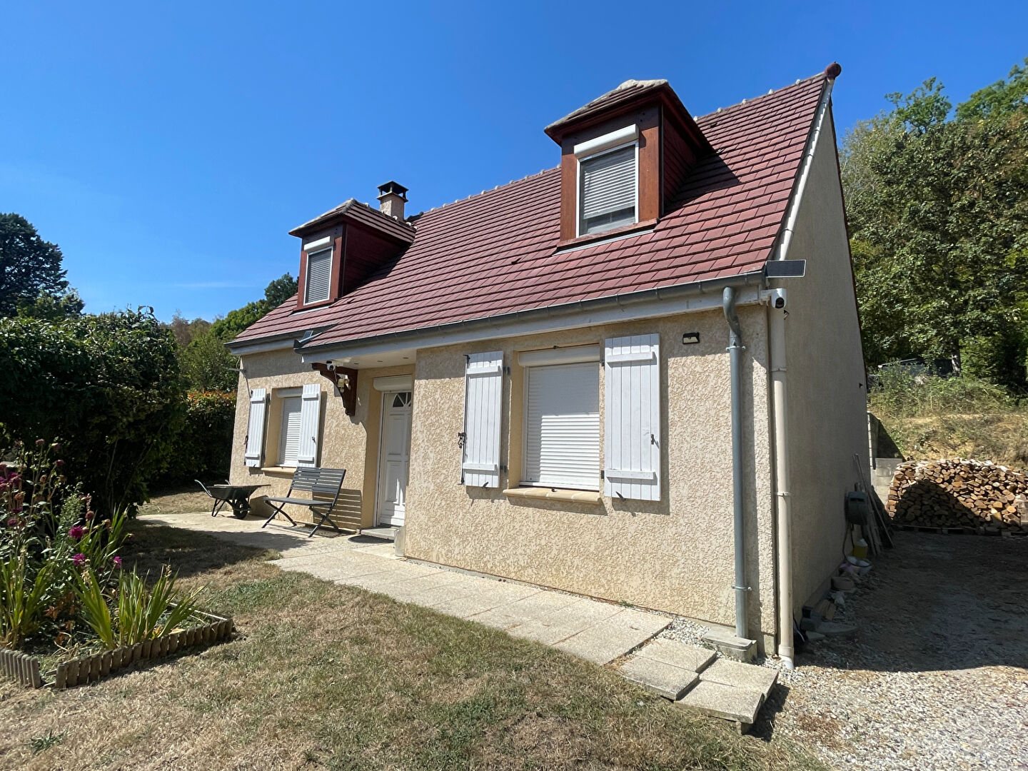 Charmante maison récente à vendre à Roberval - 4 pièces, grand terrain et terrasse spacieuse