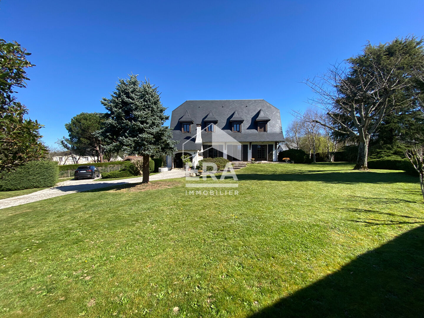 Maison avec superbe extérieur