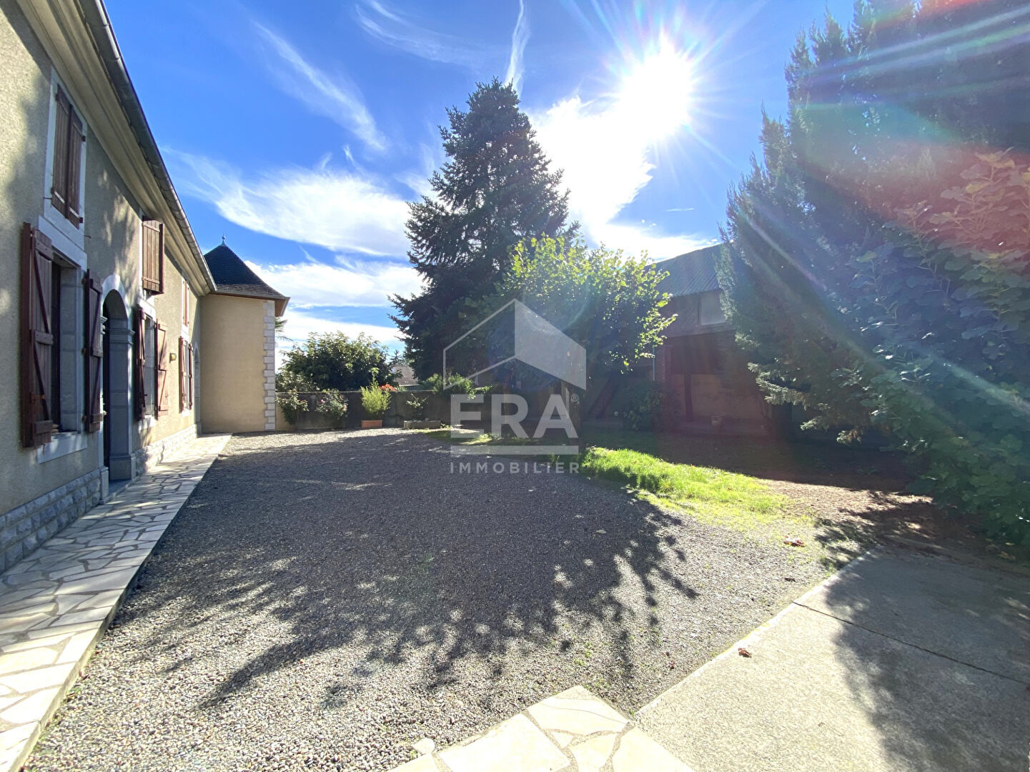 Maison coeur de village avec superbes dépendances