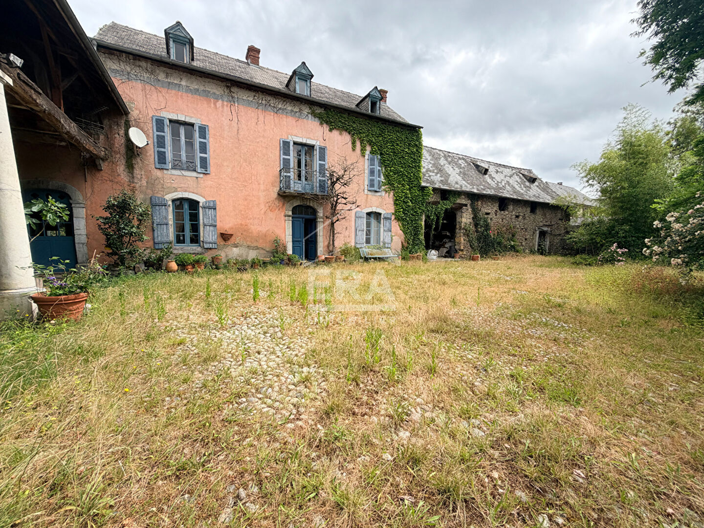 Maison de maître à rénover avec 7 chambres - dépendances à Ibos