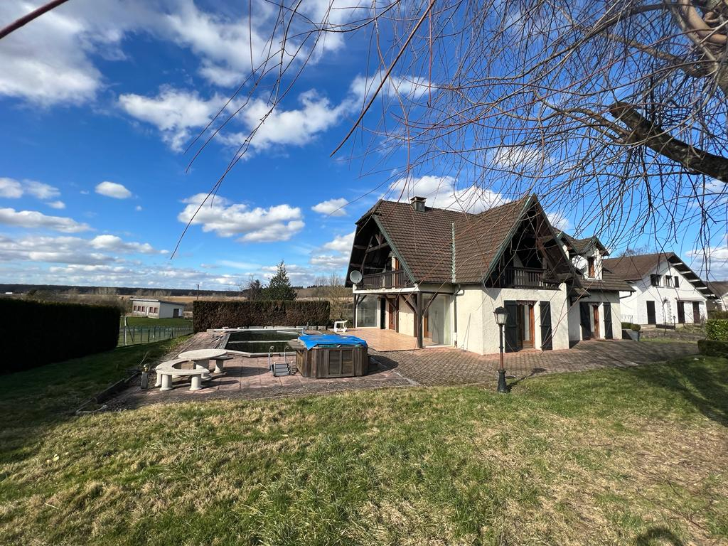 MAISON D'EXCEPTION 247 M²  5 CHAMBRES  3000 M² TERRAIN A LURE