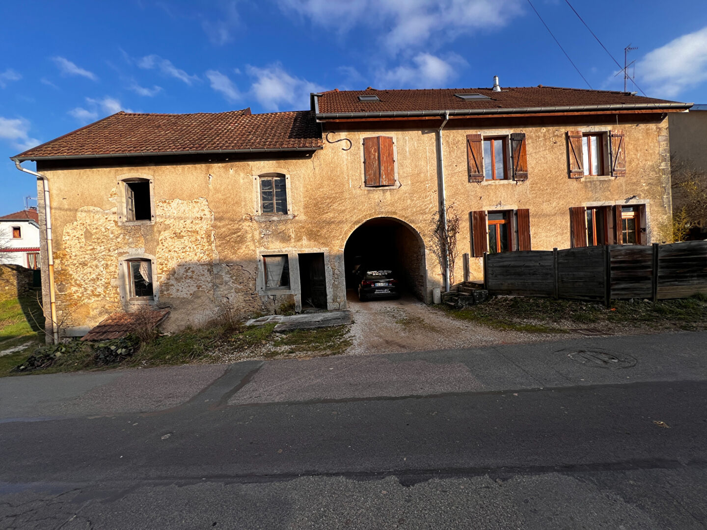 MAISON  ATYPIQUE RENOVÉE 4 CHAMBRES 30 ARES DE TERRAIN PROCHE ARCEY