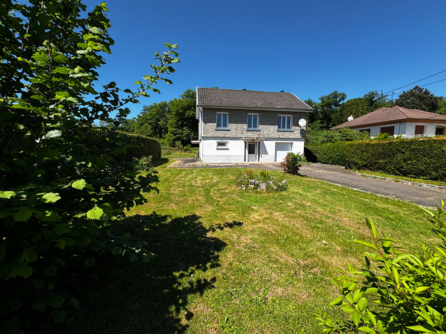 MAISON VUE DEGAGEE 3 CHAMBRES GARAGE  TERRAIN 1527M²  VY LES LURE