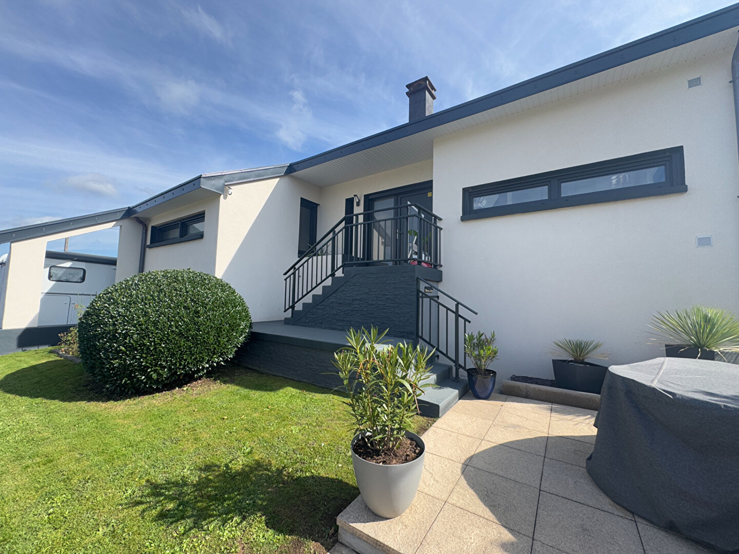 MAISON  D'ARCHITECTE  + LOCAL OU  APPART 230 M²   TERRAIN  1216  M² ROYE