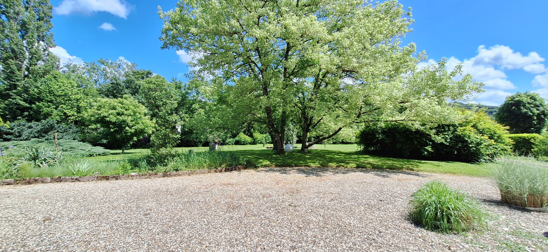 Photo Demeure de prestige  au coeur du Revermont  à 40 mn de Bourg En Bresse  , 400m2 hab , 4 chambres , sur  11558 m2 de terrain . image 2/6