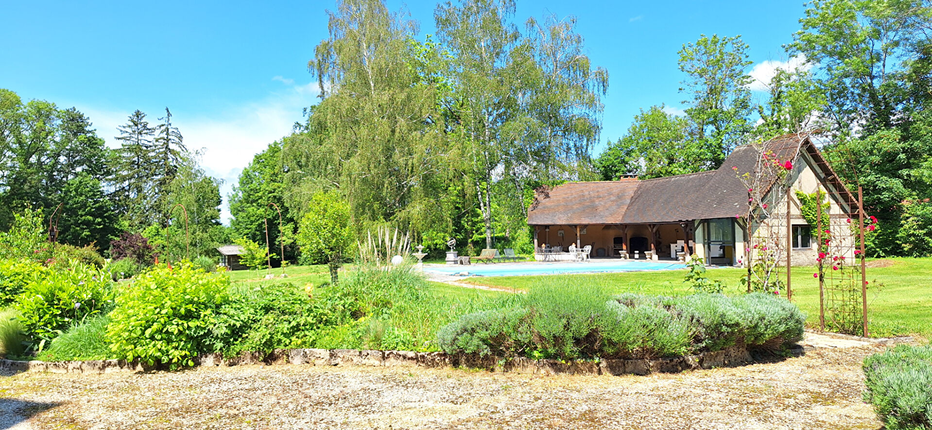 Photo Demeure de prestige  au coeur du Revermont  à 40 mn de Bourg En Bresse  , 400m2 hab , 4 chambres , sur  11558 m2 de terrain . image 3/6