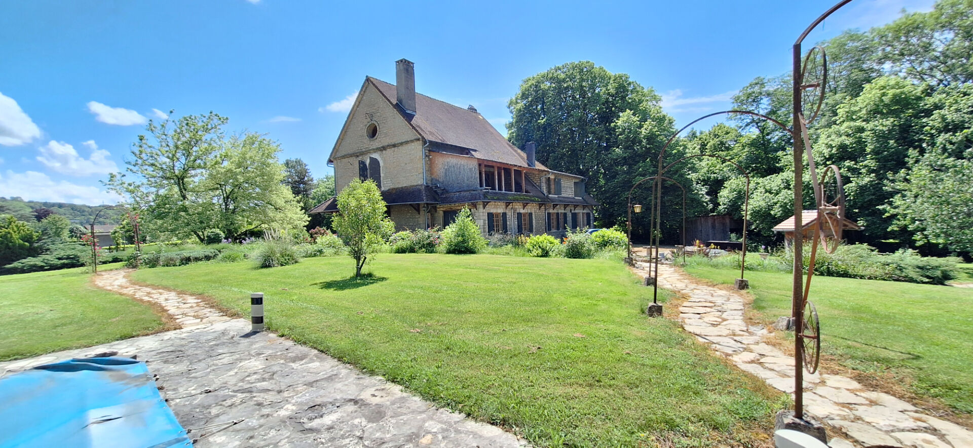 Photo Demeure de prestige  au coeur du Revermont  à 40 mn de Bourg En Bresse  , 400m2 hab , 4 chambres , sur  11558 m2 de terrain . image 5/6