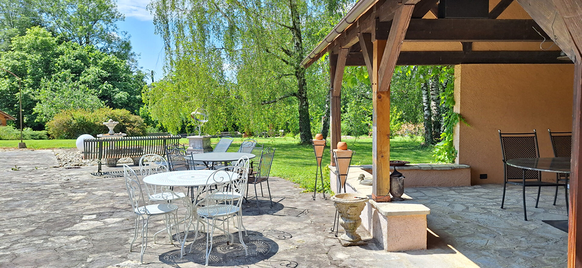 Photo Demeure de prestige  au coeur du Revermont  à 40 mn de Bourg En Bresse  , 400m2 hab , 4 chambres , sur  11558 m2 de terrain . image 6/6