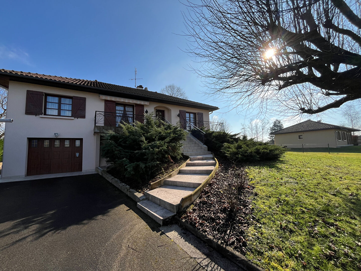 Photo Maison traditionnelle sur sous-sol complet, 4 ch, joli terrain, 2km centre du village image 1/6