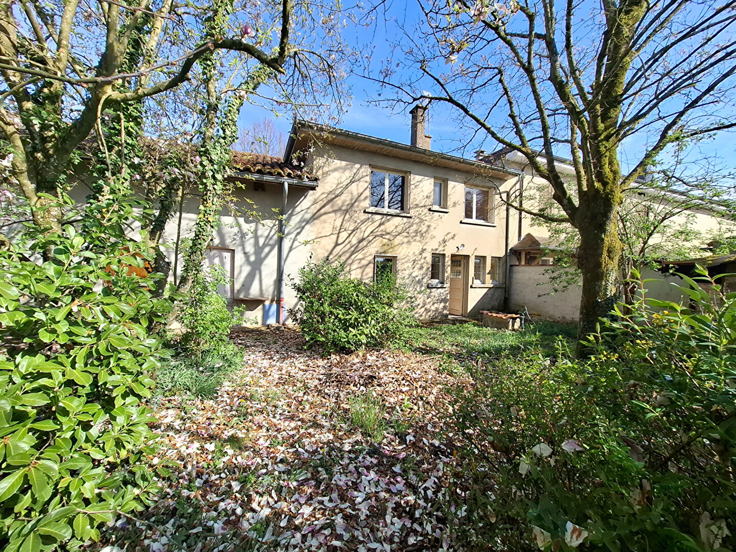 Maison avec dépendances au coeur de village de Sermoyer 121 m2