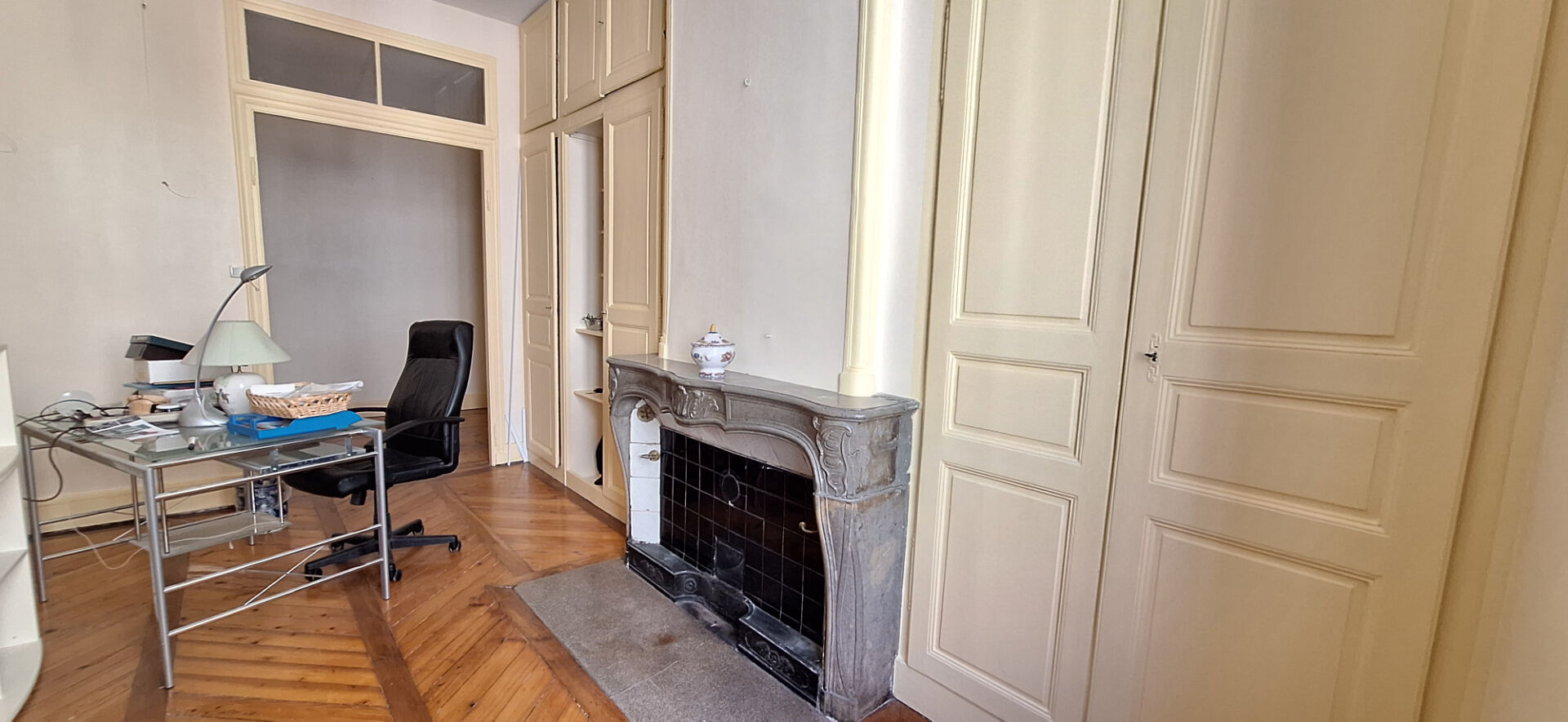 Photo Bourg En Bresse ,en hyper centre , belle maison de ville de  218 m2 , avec studio independant et local commercial loué sur 275 m2 de terrain clos image 3/6