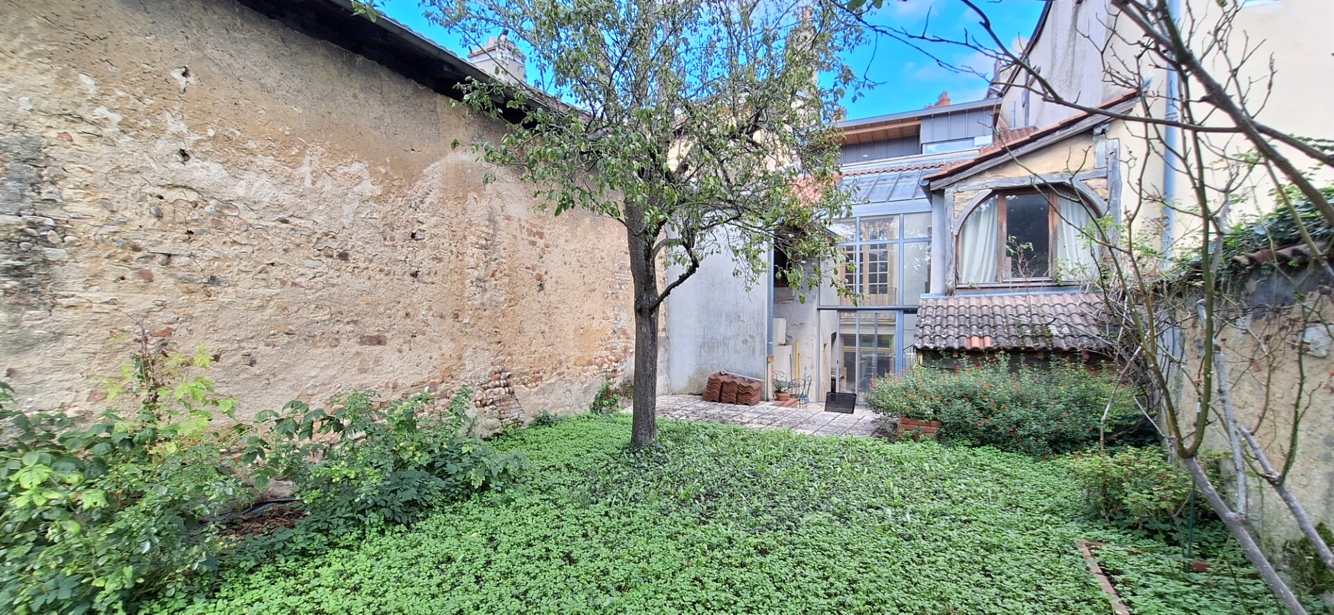 Photo Bourg En Bresse ,en hyper centre , belle maison de ville de  218 m2 , avec studio independant et local commercial loué sur 275 m2 de terrain clos image 4/6