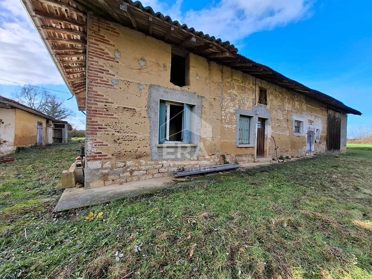 Corps de ferme proche de Montrevel, 5min dans environnement calme avec dépendances