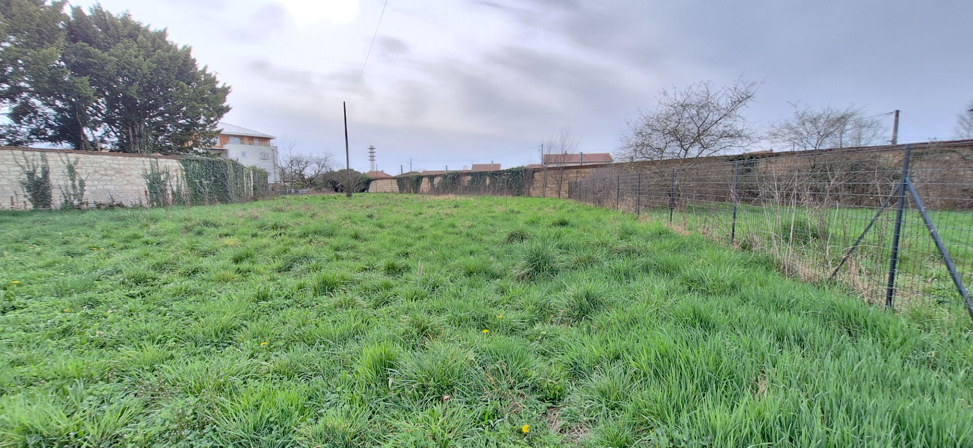Centre ville de Bourg En Bresse , beau terrain à bâtir de  1498 m2 viabilités dans le chemin d accès