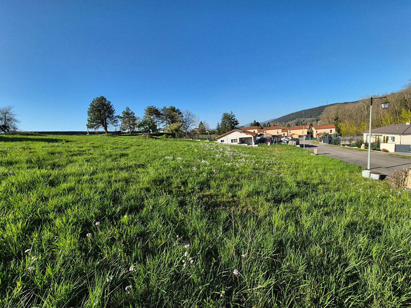 Photo Terrain à vendre viabilisé de 1793 m² à Meillonnas image 1/2