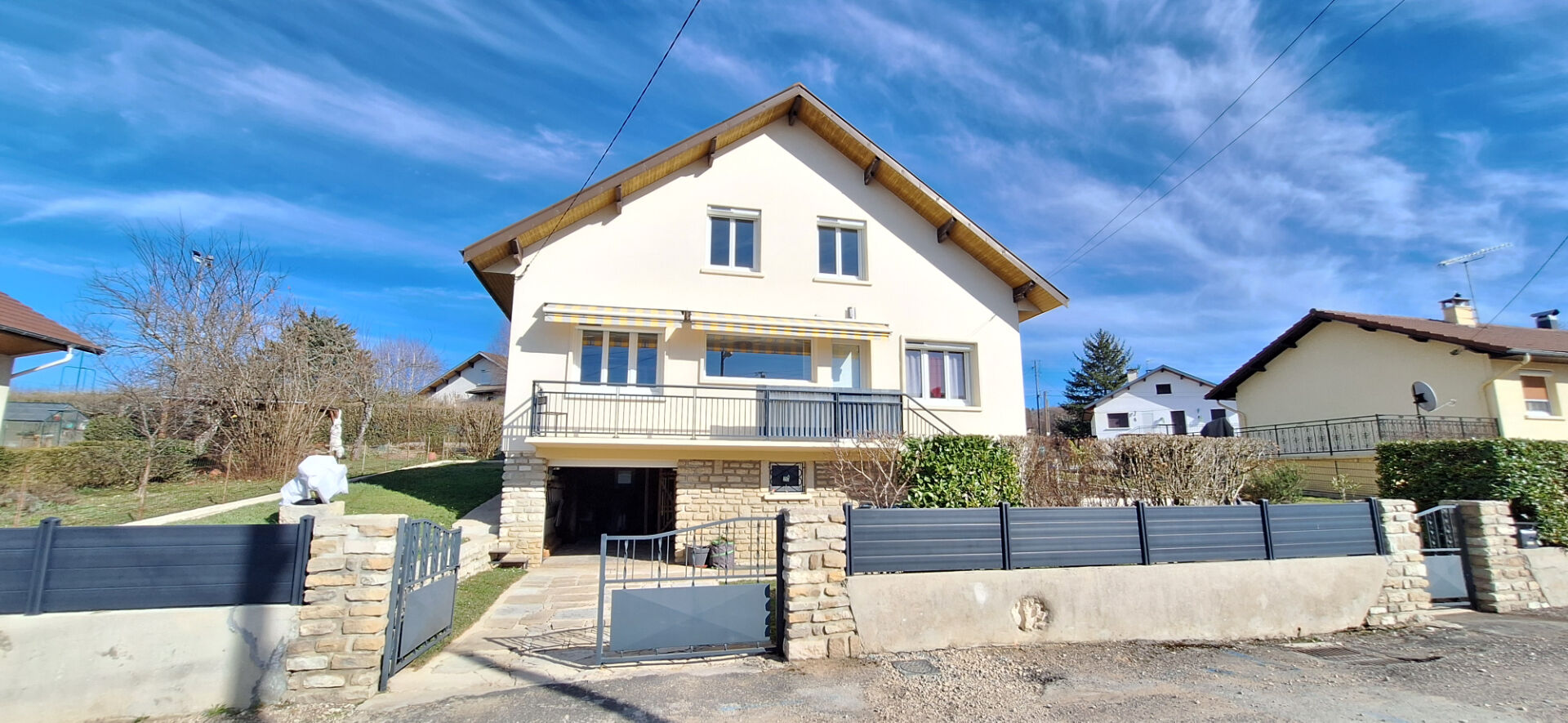 Maison  bien rénovée  à vendre à Arinthod  , parfait etat, 4ch , grand garage