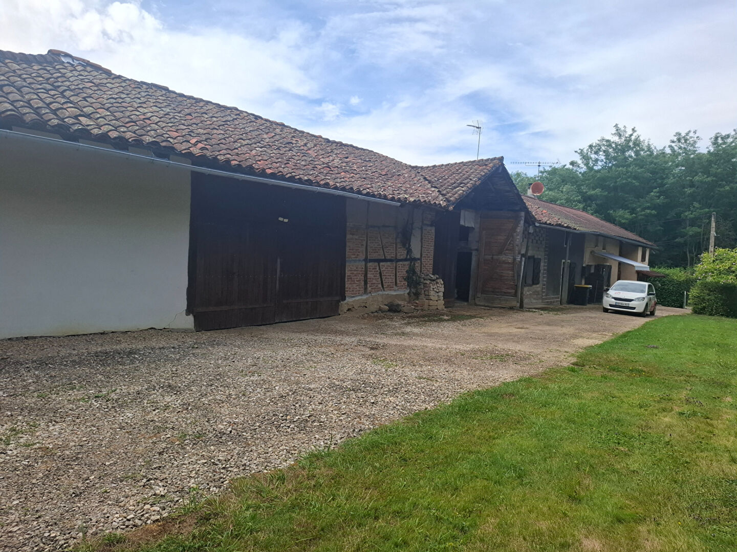 Photo Corps de ferme en pleine nature avec nombreuse dépendances image 2/6