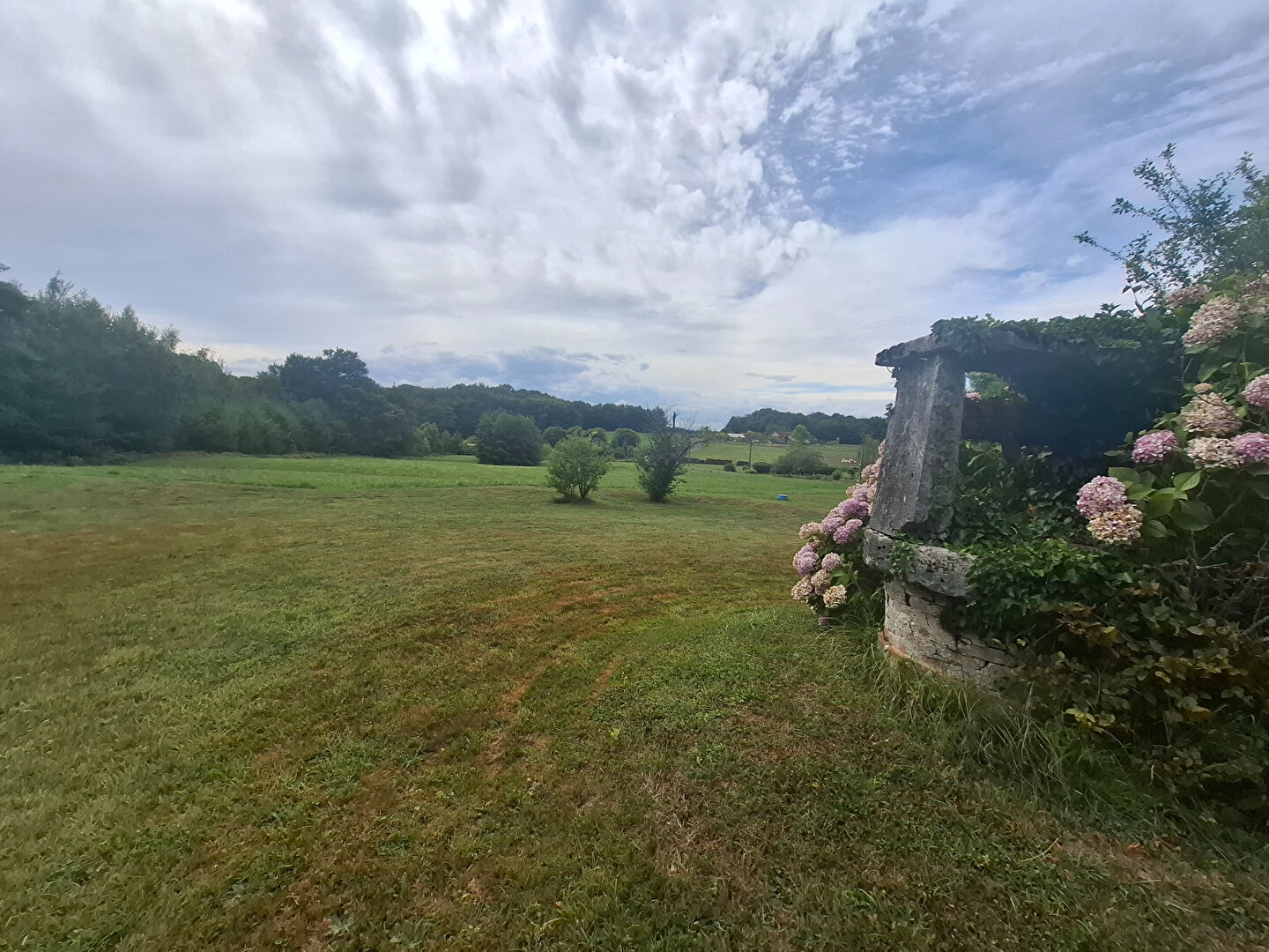 Photo Corps de ferme en pleine nature avec nombreuse dépendances image 3/6