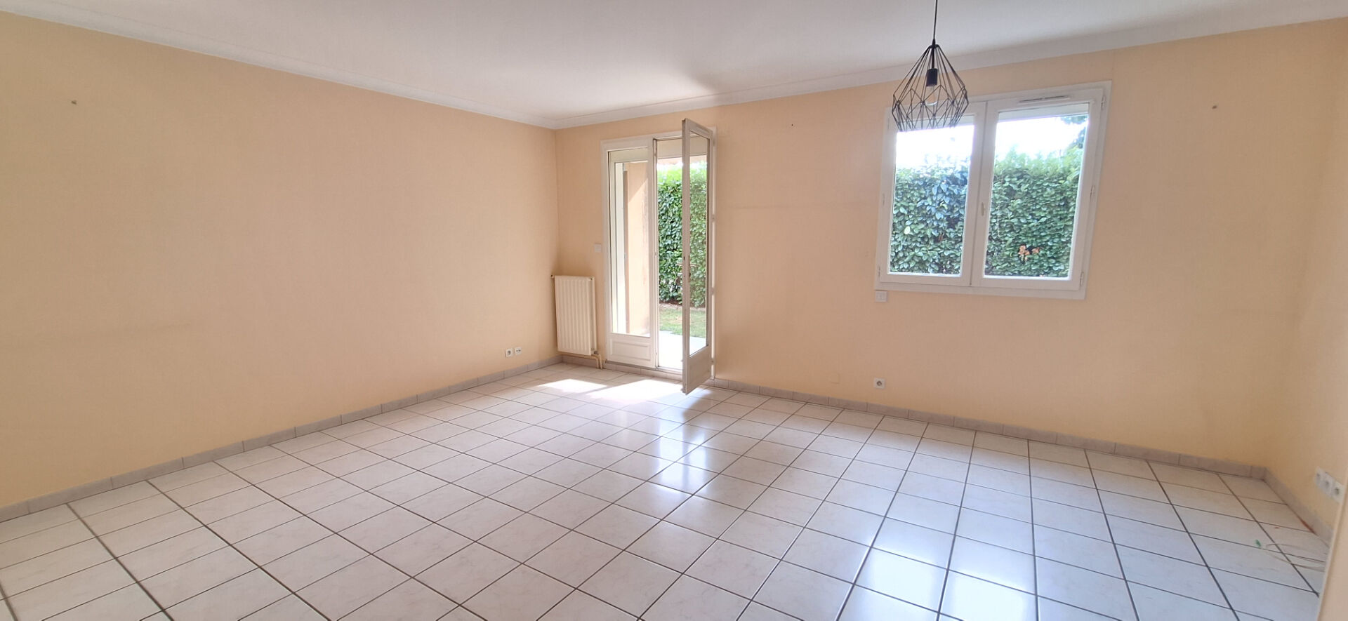 Photo À vendre : Appartement contemporain  T 3  , plain pied avec grande terrasse , jardin  et garage  à Bourg-en-Bresse ! image 2/6