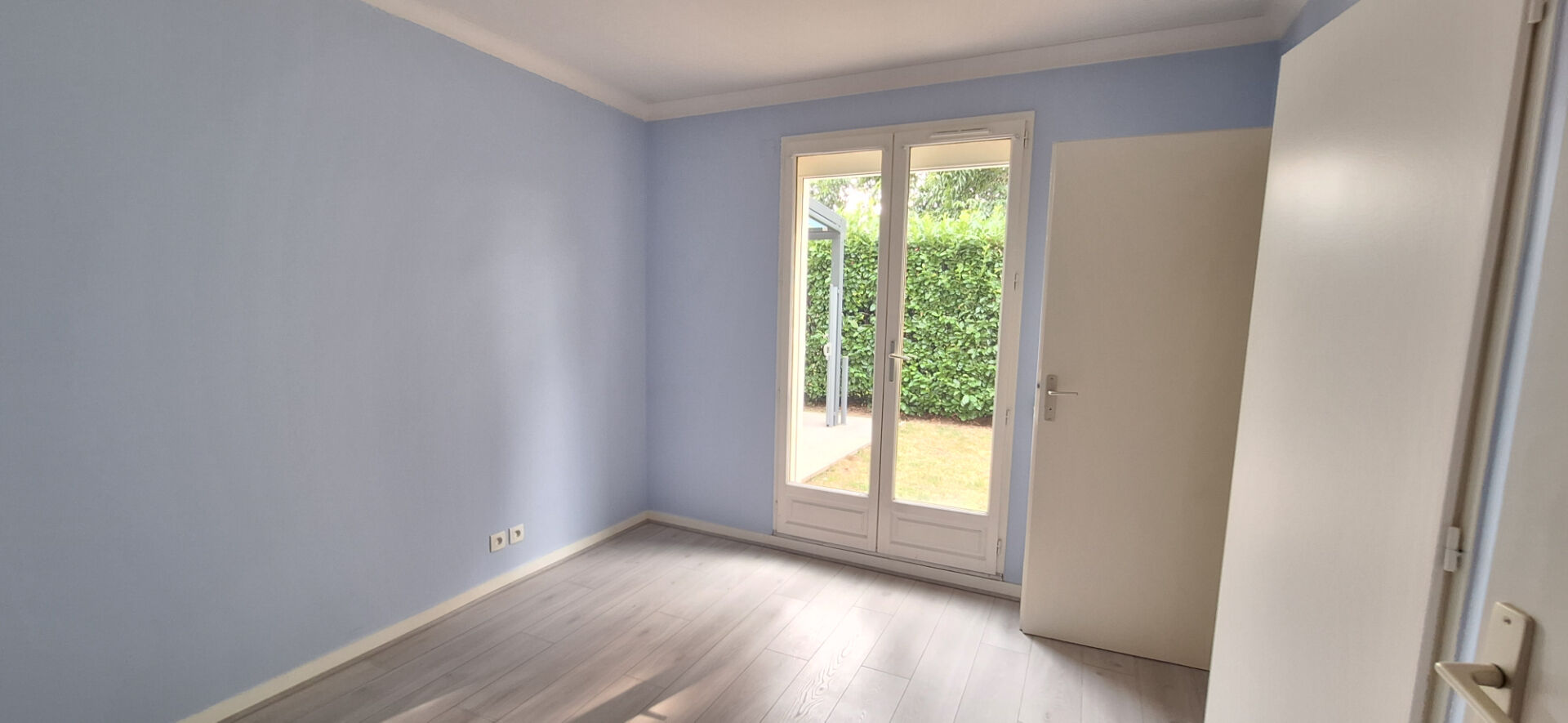 Photo À vendre : Appartement contemporain  T 3  , plain pied avec grande terrasse , jardin  et garage  à Bourg-en-Bresse ! image 4/6