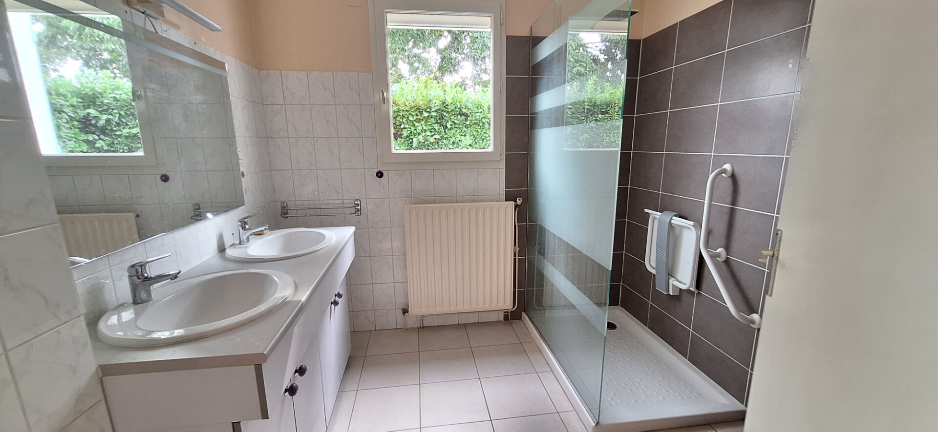 Photo À vendre : Appartement contemporain  T 3  , plain pied avec grande terrasse , jardin  et garage  à Bourg-en-Bresse ! image 5/6