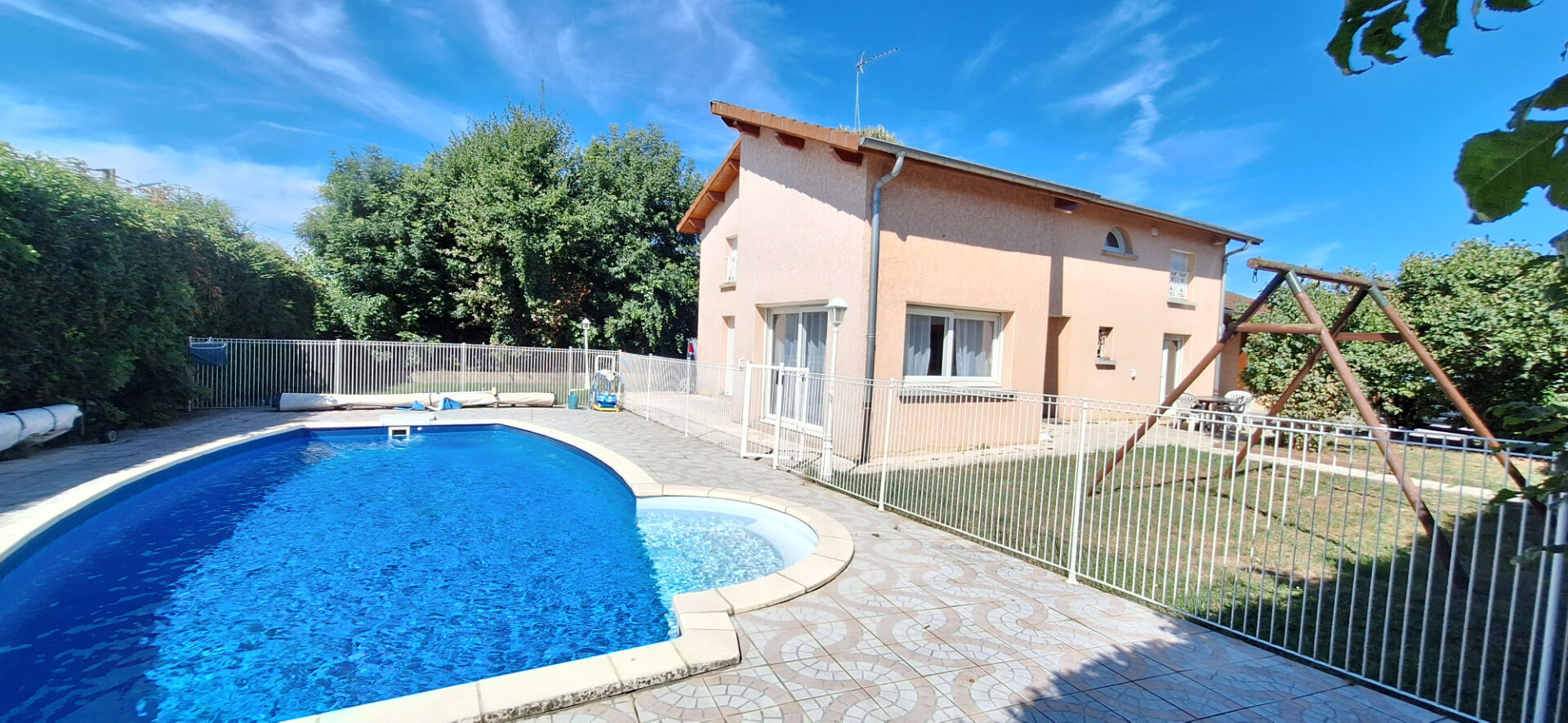 Maison contemporaine à vendre à Saint Denis Les Bourg - 6 chambres  , grand garage et piscine