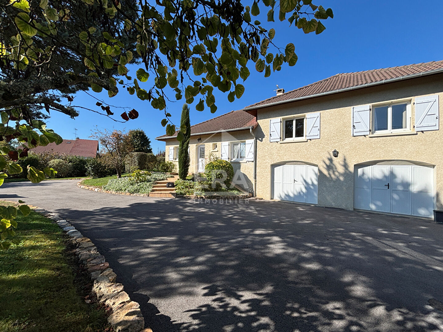 Montagnat maison de 6 pièce(s) surface 142.59 m2, 4 chambres, un bureau, 2 pièces d'eau, double garage, piscine, chalet, ...