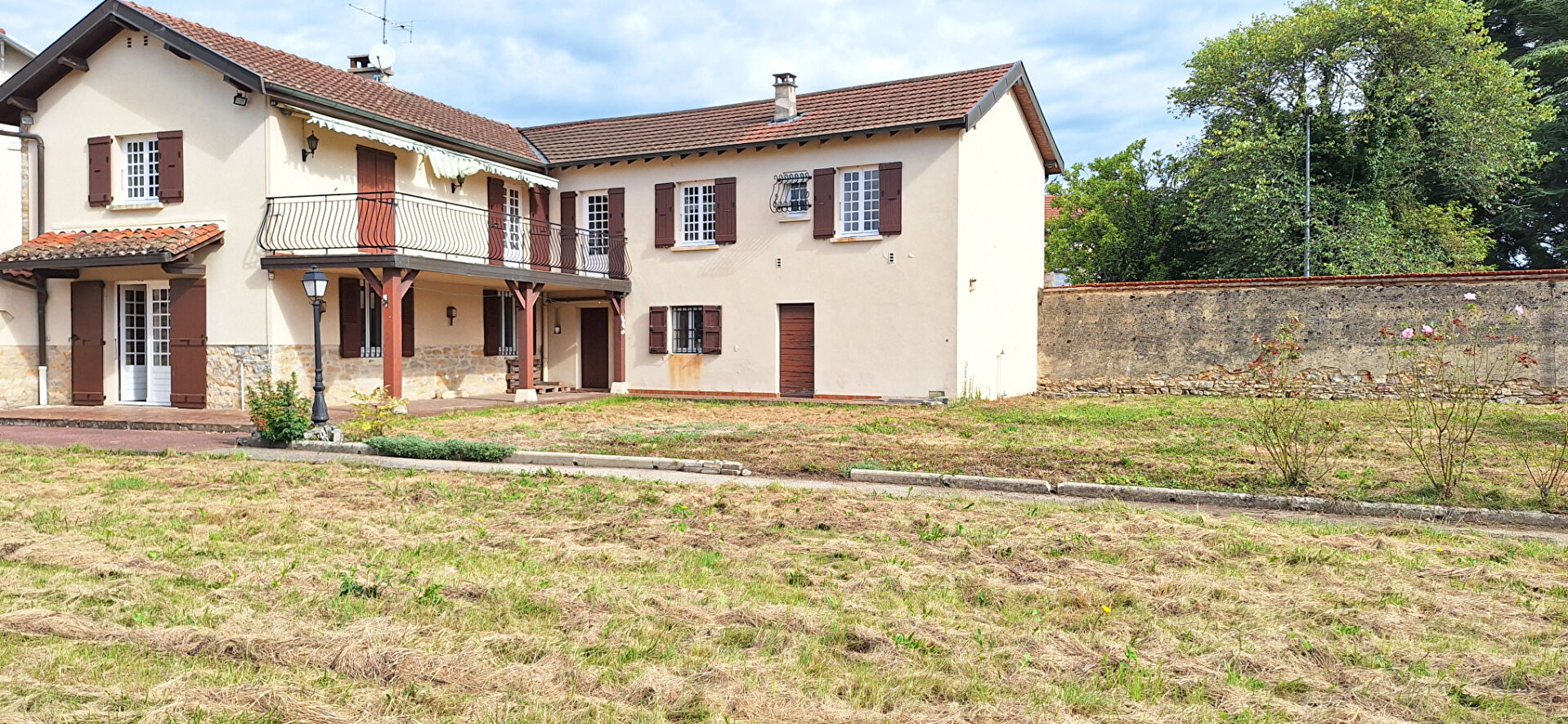 Photo Maison Bourgeoise à Vendre à Bourg-en-Bresse  173 m2 , 4 chambres - 6 pièces avec jardin spacieux ! image 2/6