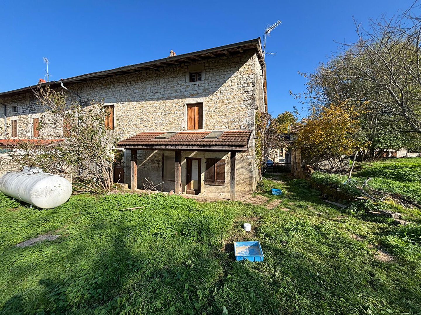 Photo Hautecourt-Romanèche,  Charmante Maison en pierre 4 chambres, grange dépendances image 2/6