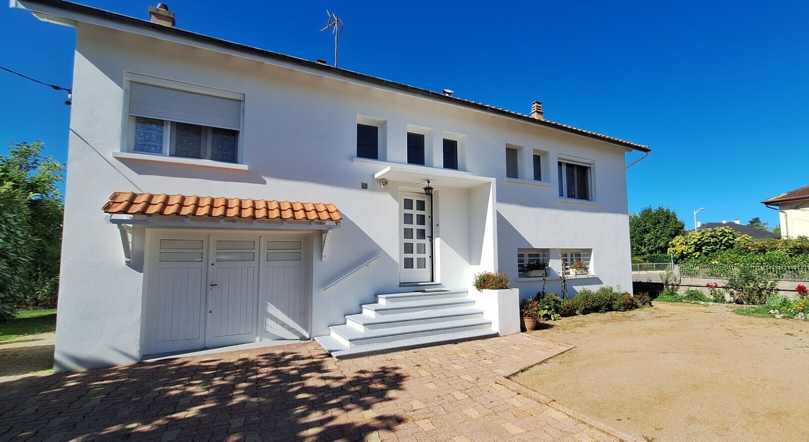 Charmante Maison à Vendre à Bourg-en-Bresse - 5 pièces  3 ch  avec 737 m2  de terrain .