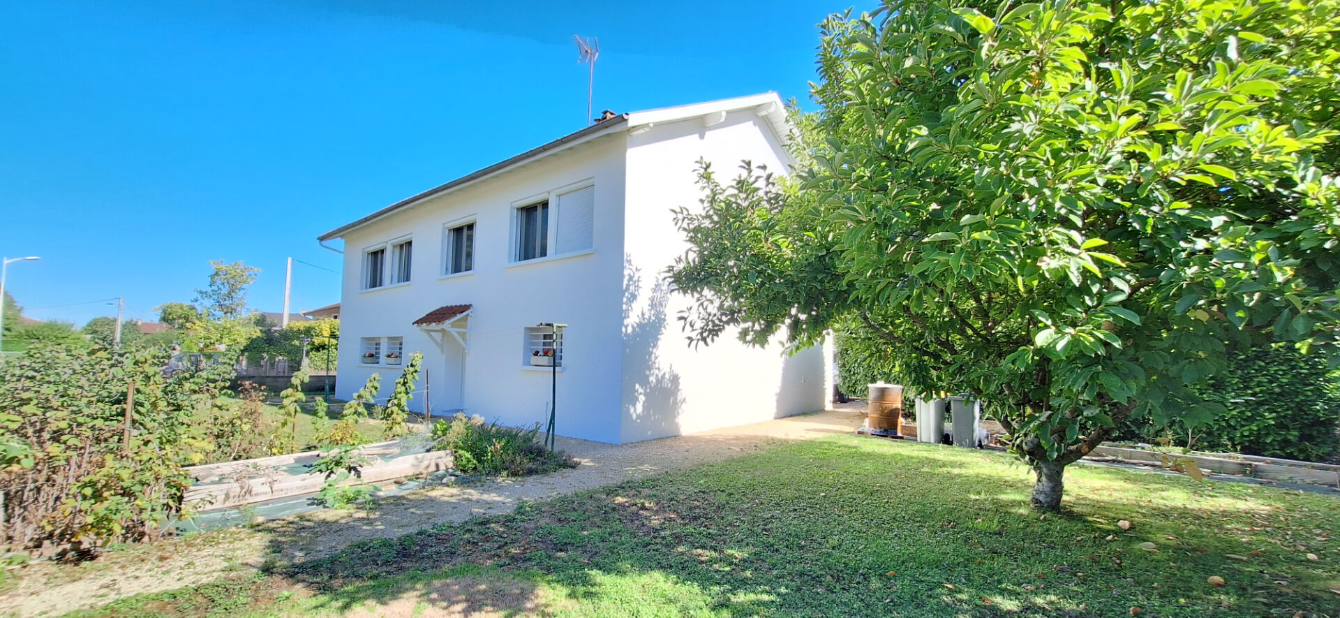 Photo Charmante Maison à Vendre à Bourg-en-Bresse - 5 pièces  3 ch  avec 737 m2  de terrain . image 2/6