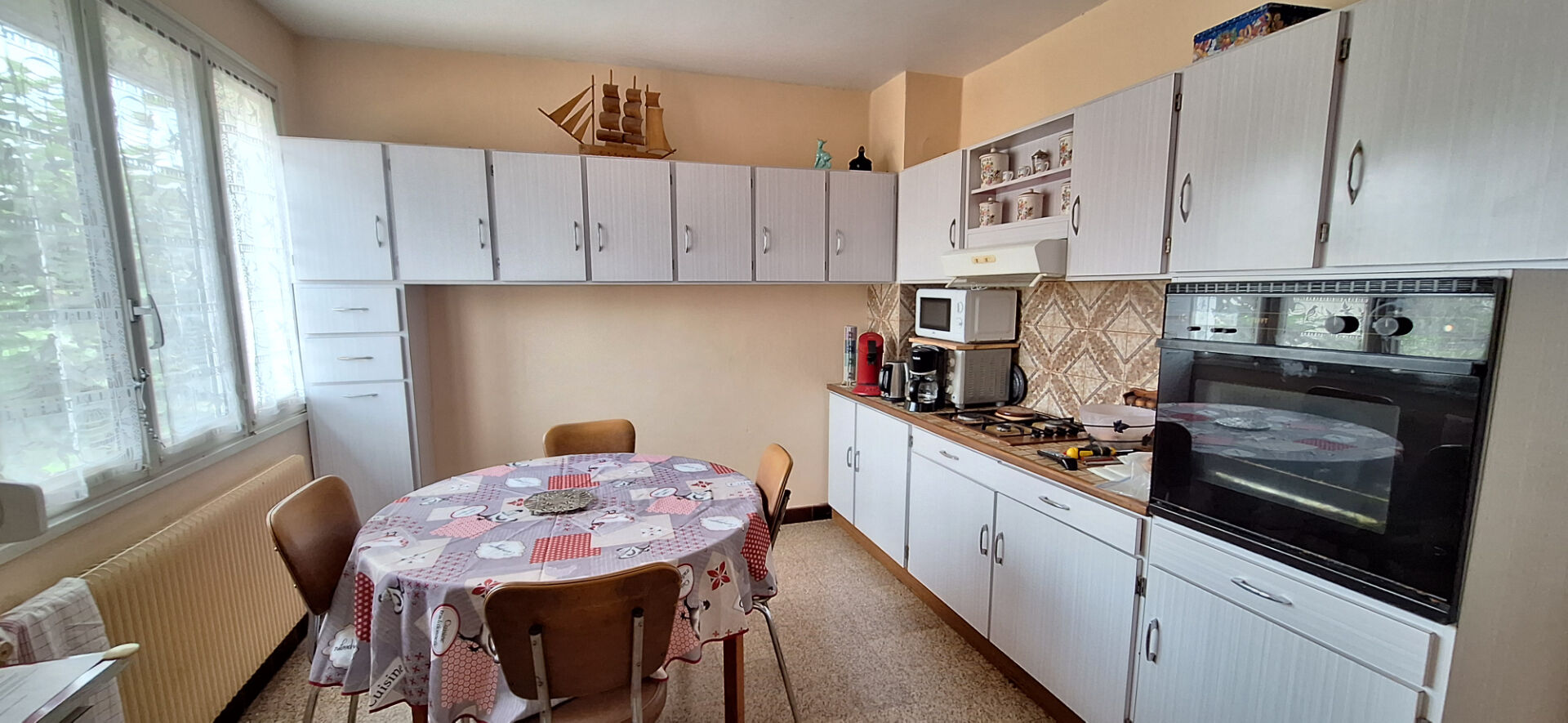 Photo Charmante Maison à Vendre à Bourg-en-Bresse - 5 pièces  3 ch  avec 737 m2  de terrain . image 5/6