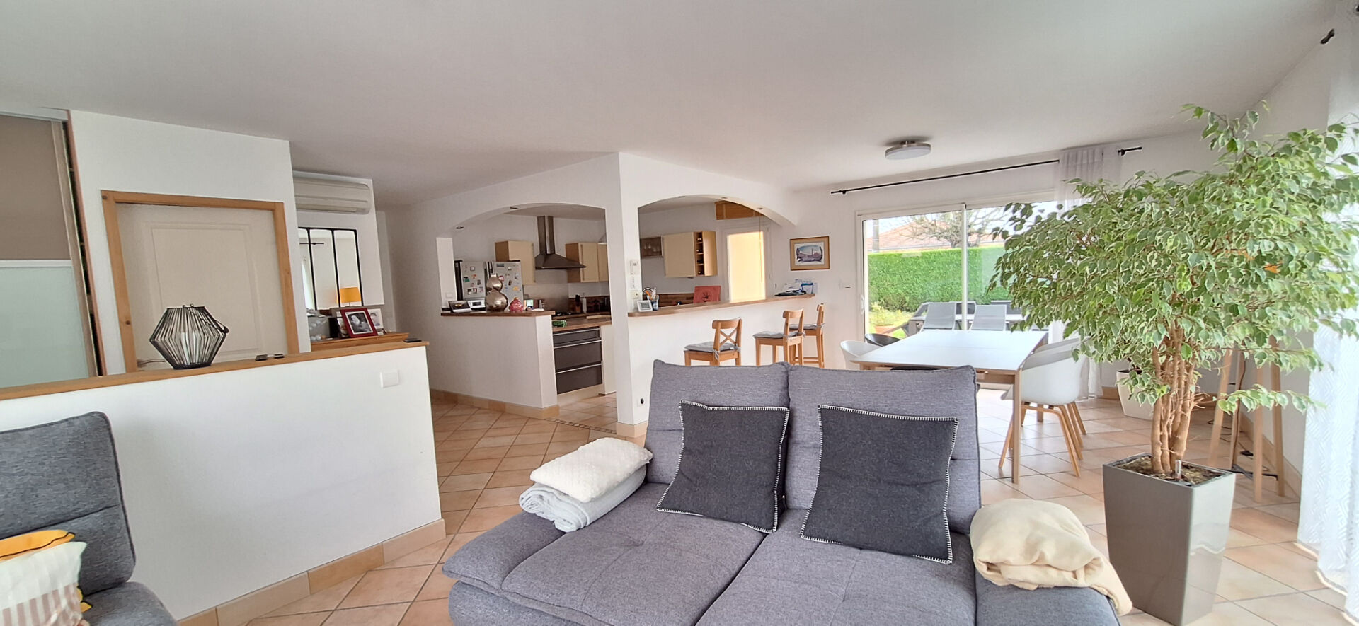 A Vendre à Saint Rémy maison  -  4 chambres , double garage sur  un beau terrain  1077 m2 .