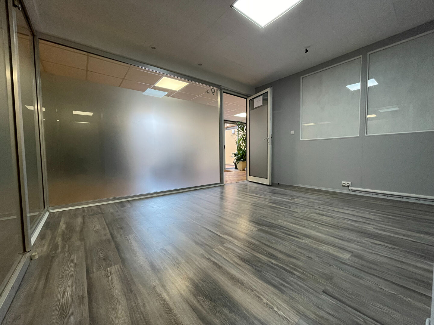 Photo Local commercial Marseille 13008 Mermoz à louer image 2/3