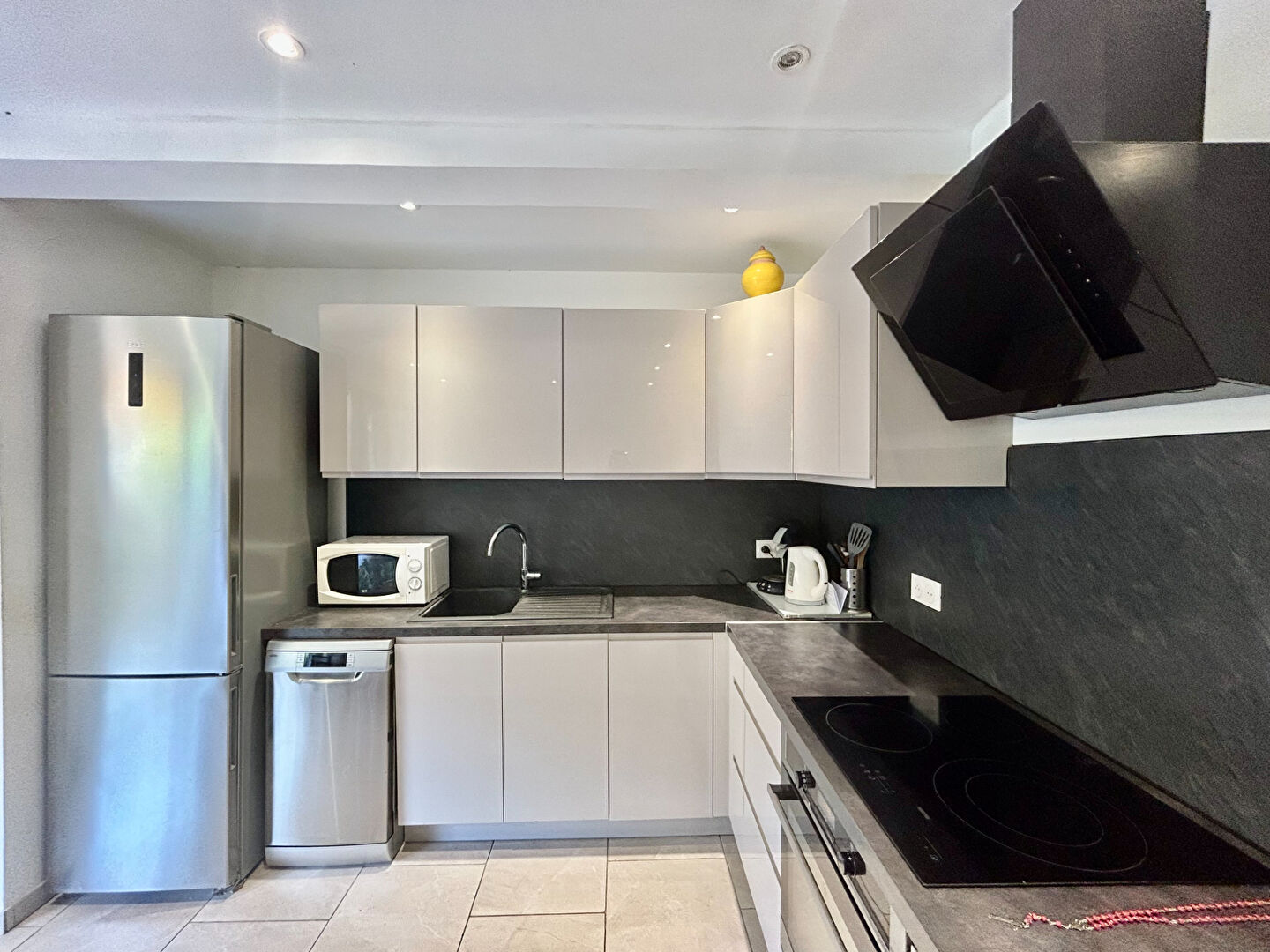 Photo T2 Central proche accès autoroute / Terrasse / Cave image 2/4