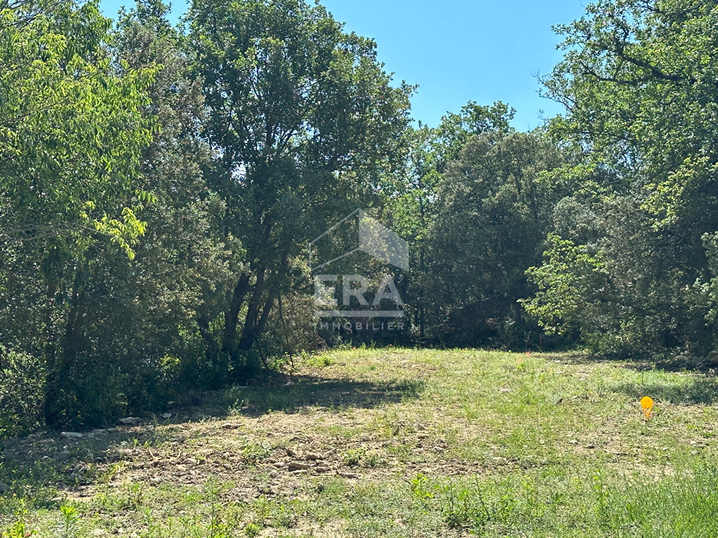 A VENDRE Venasque terrain viabilisé de 617 m²  sur les hauteurs et proche du village