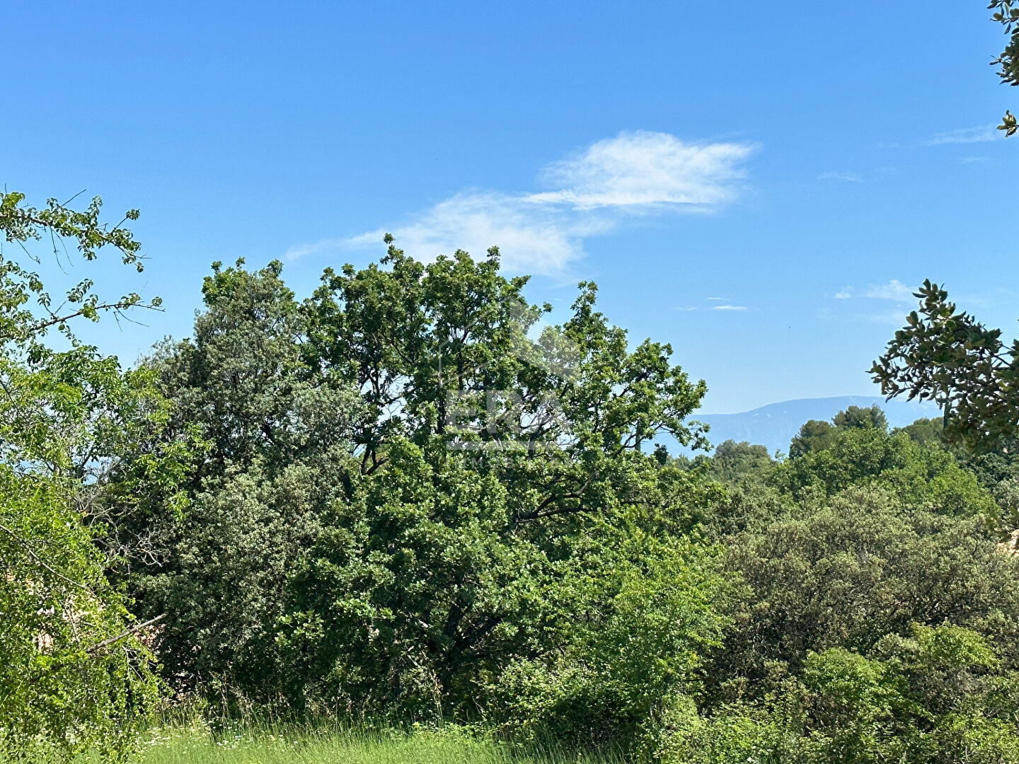 A VENDRE Venasque terrain viabilisé de 391 m²  sur les hauteurs et proche du village