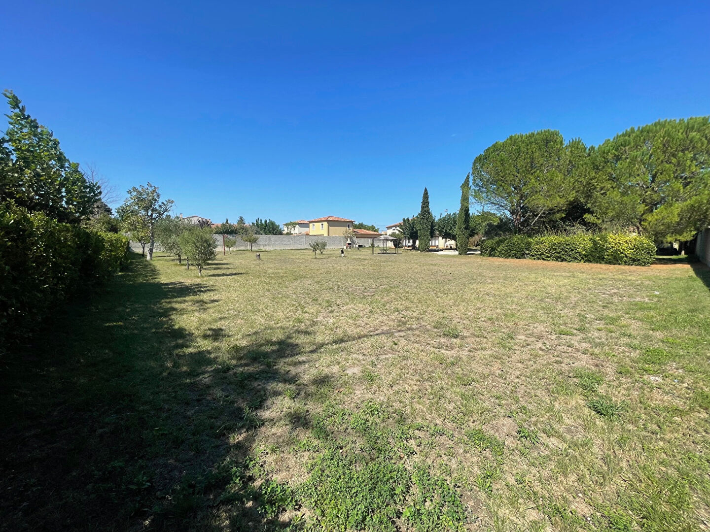 Photo A VENDRE SORGUES ensemble immobilier image 2/6