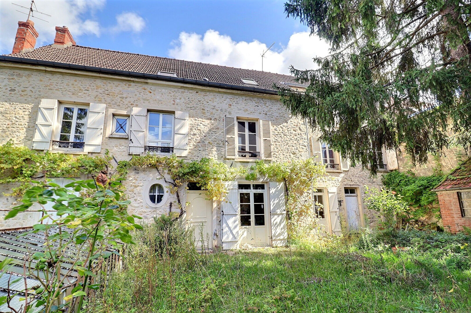 À vendre  Maison de caractère de plus de 250 m² en hyper-centre de Morigny-Champigny