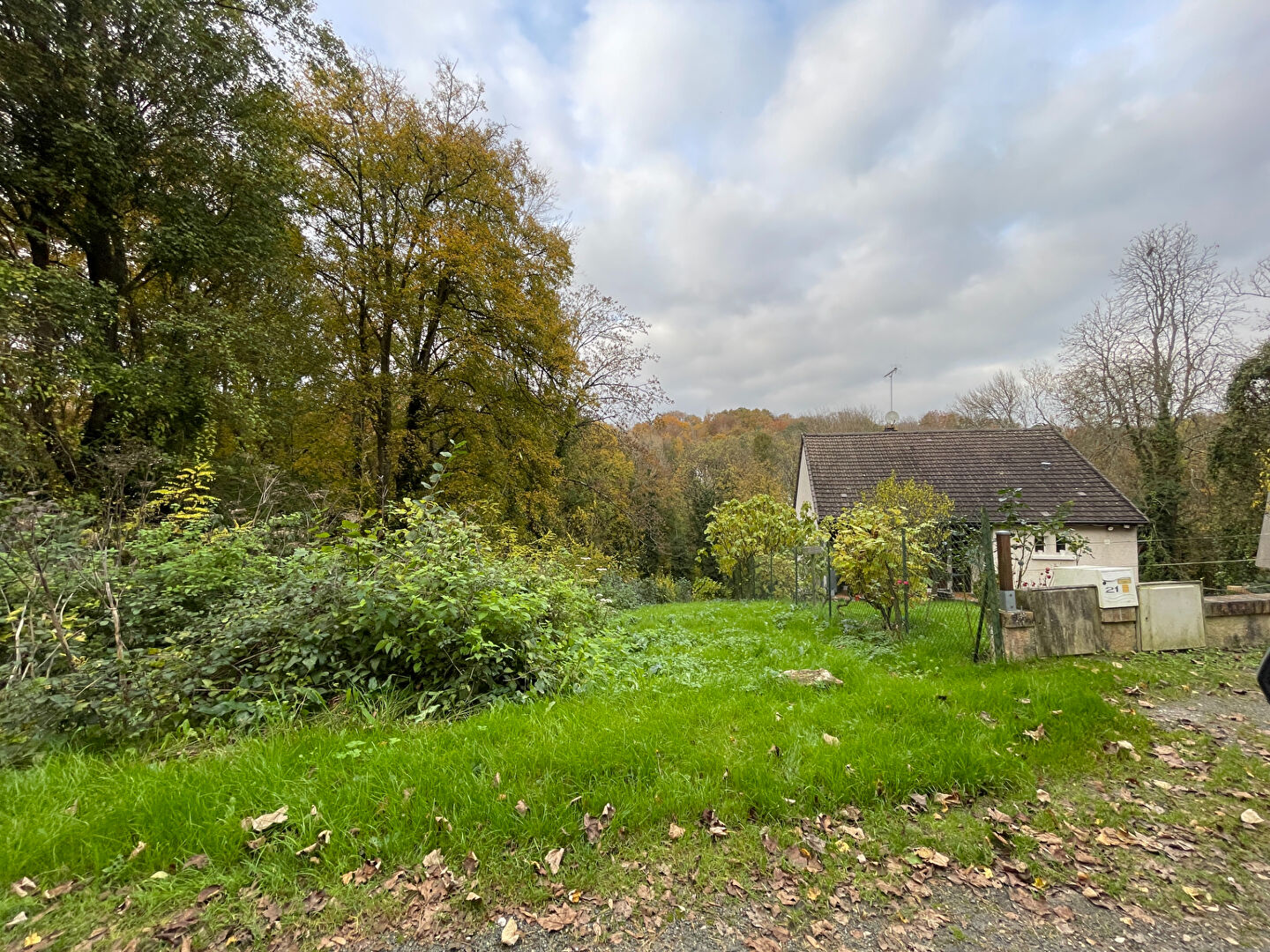 Terrain constructible de 1056 m² à vendre à Fontaine-le-Port ? Orientation Sud