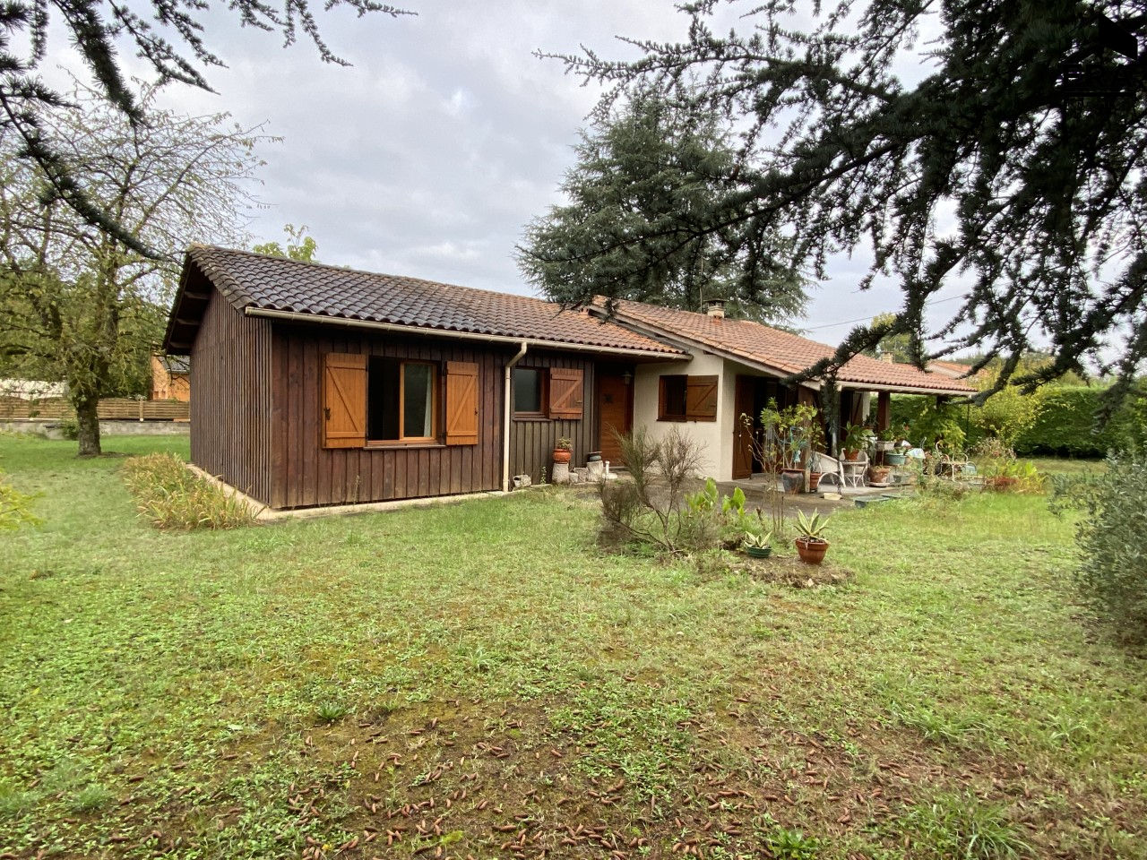 A vendre, secteur Saint Astier, proche de toutes commodités, agréable Maison de plain pied T.4 A vendre, secteur Saint Astier, proche de toutes commodités, agréable Maison de plain pied T.4