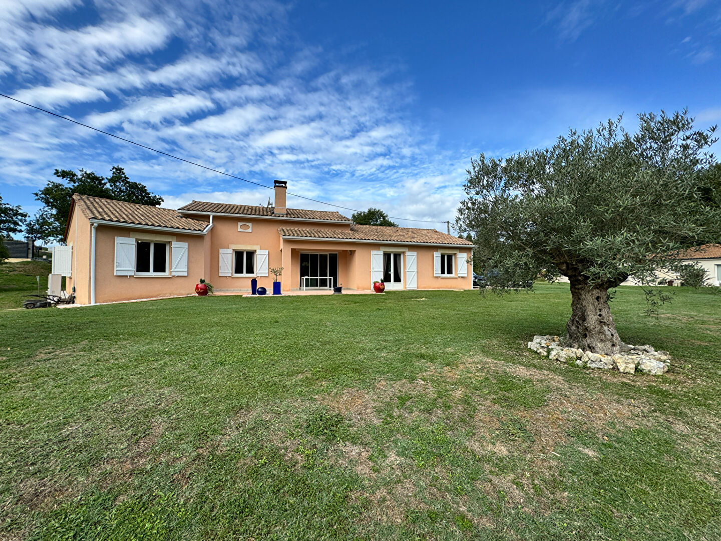 A vendre aux portes de Périgueux VILLA récente de plain pied en parfait état avec beau terrain & garage