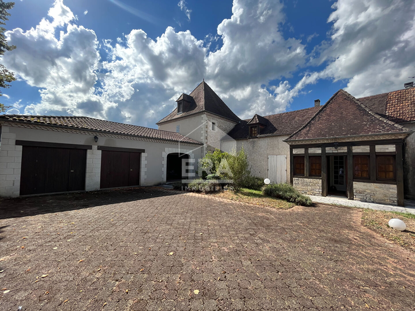 A VENDRE Côté Est maison à la campagne à rénover de type 7 avec studio