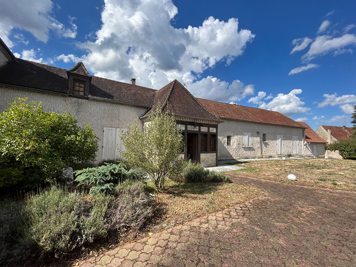Photo A VENDRE Côté Est maison à la campagne à rénover de type 7 avec studio image 2/6