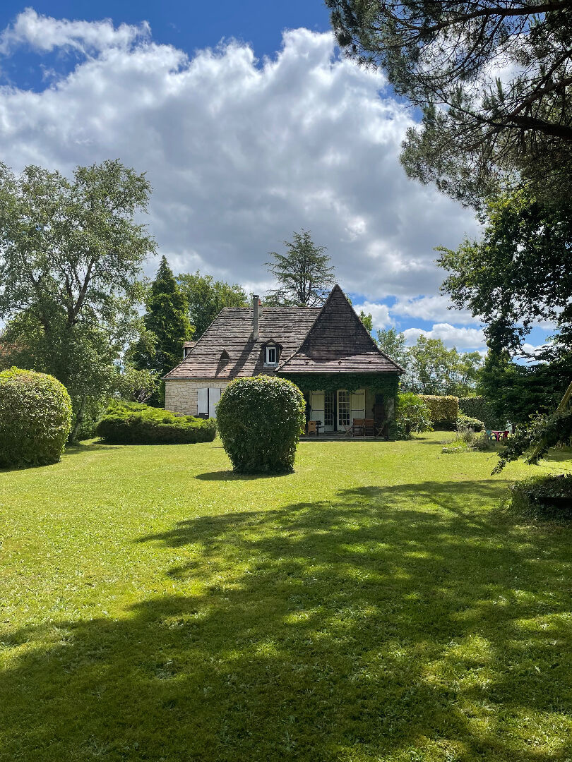 A vendre, à 2 min du centre ville de Périgueux, commune de Sanilhac, charmante MAISON type 7 sur un terrain de 3.091m2