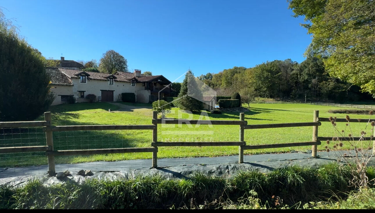 A VENDRE  SECTEUR SAINT SAINT ASTIER SUPERBE PROPRIETE EN PIERRE AVEC GITE, PISCINE ET DEPENDANCES SUR PLUS DE 8000M².