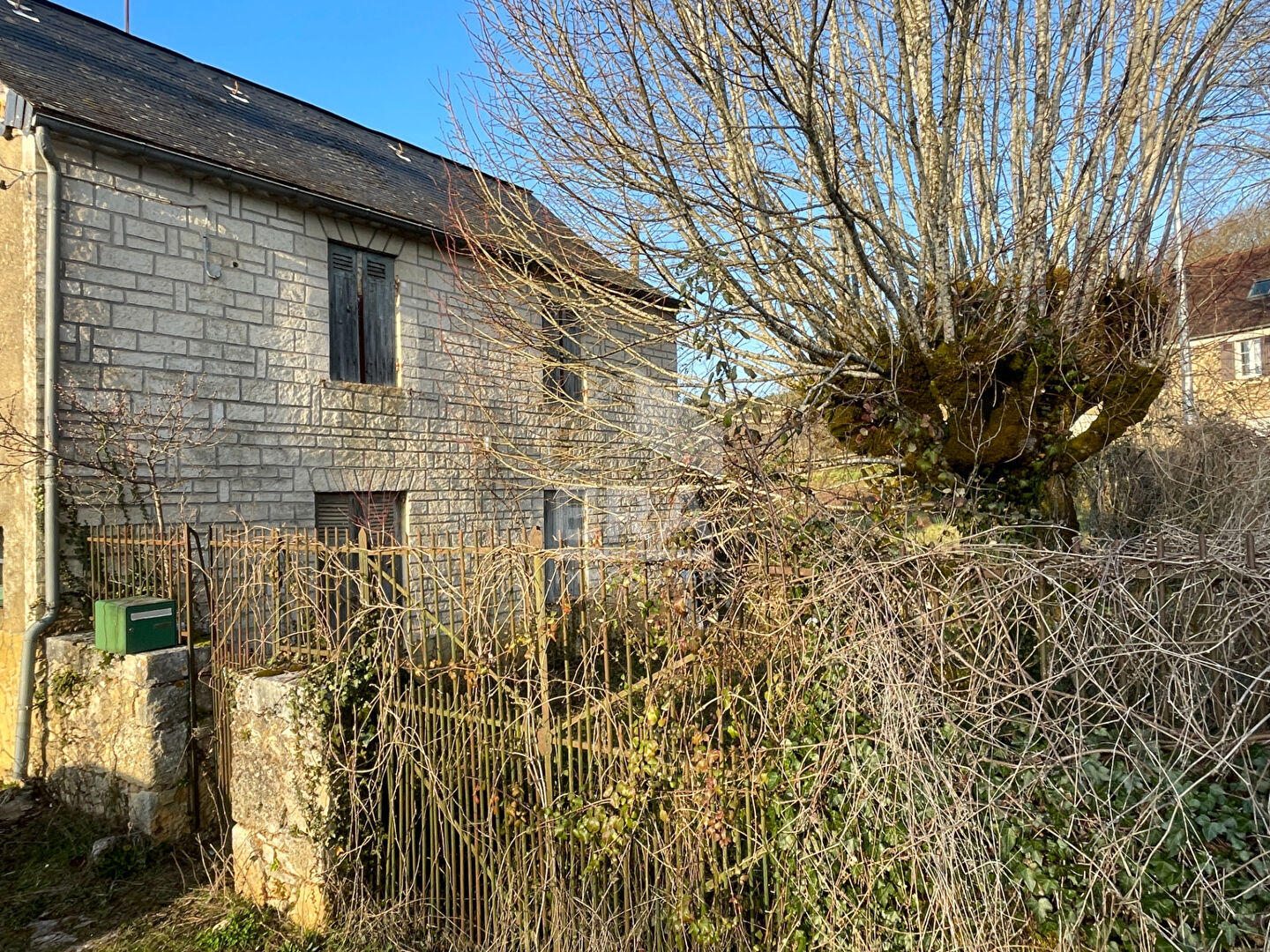 À Vendre : Maison en Pierre à Rénover avec Deux Granges et 2000 m2 de terrain constructible