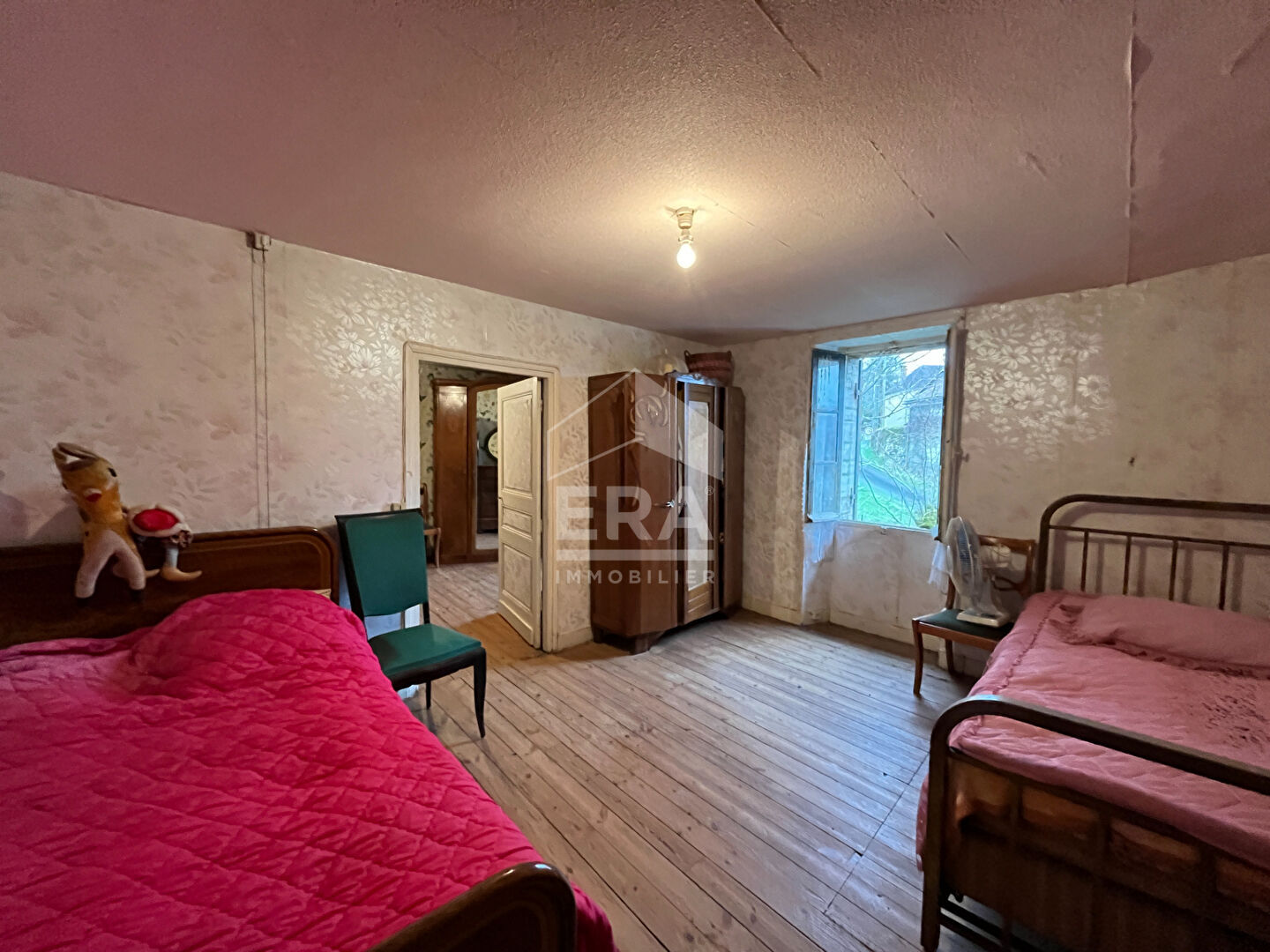 Photo À Vendre : Maison en Pierre à Rénover avec Deux Granges et 2000 m2 de terrain constructible image 4/6