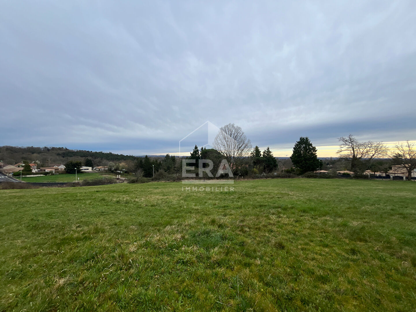 A VENDRE Terrain constructible de 7028 m2 situé à 5mn de Périgueux