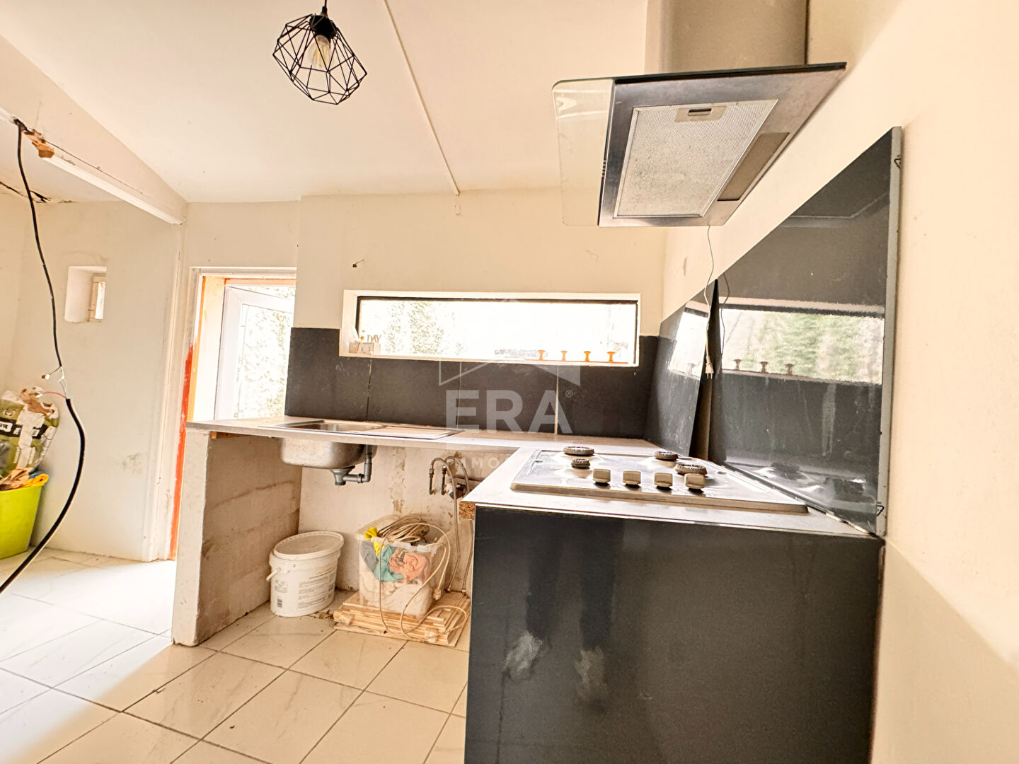 Photo A VENDRE MAISON DE BOURG DE TYPE 4 A FINIR DE RESTAURER. image 4/6